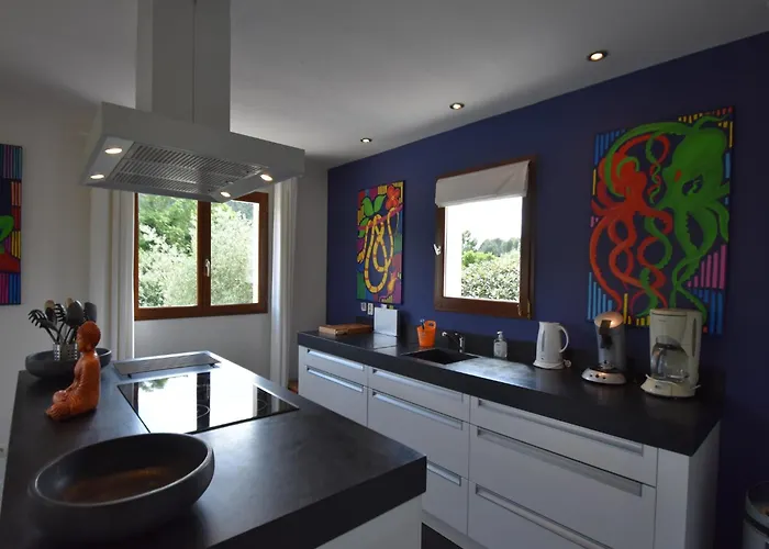 With Heated Pool, Jacuzzi, Sports Field And Stunning Views Montbrun-des-Corbières